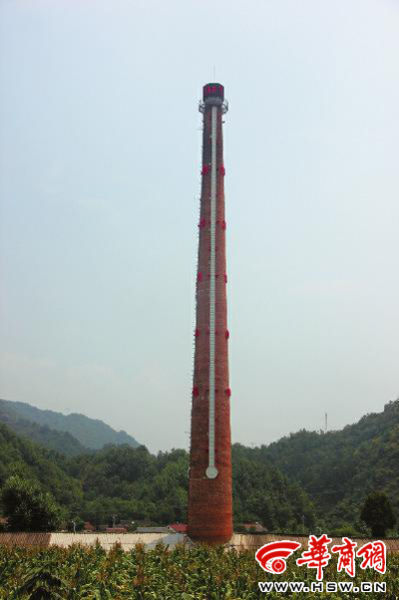 昨日中午，68米高的“溫度計(jì)”最上端，顯示著實(shí)時(shí)溫度