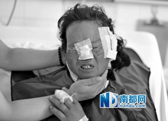 受狼群襲擊受傷較重的村民在接受救治。C FP圖片