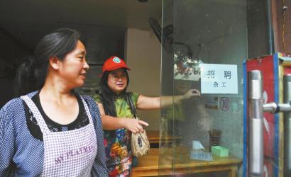 8月14日，市民志愿者體驗城管執(zhí)法招呼商家不要亂張貼。