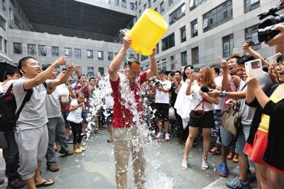 昨日，奇虎360董事長(zhǎng)周鴻祎公開展現(xiàn)參加“冰桶”挑戰(zhàn)的“濕身”過(guò)程。新京報(bào)記者 侯少卿 攝