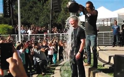 蘋果CEO蒂姆·庫(kù)克在自己公司的內(nèi)部活動(dòng)上，讓自己來(lái)了個(gè)透心涼。邀請(qǐng)庫(kù)克參加游戲的是他的下屬、蘋果高級(jí)副總裁菲爾·席勒。