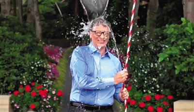 從蓋茨挑戰(zhàn)“冰桶”的視頻中可以發(fā)現(xiàn)微軟最新平板電腦Surface Pro 3的身影，網(wǎng)友稱蓋茨在做公益時(shí)還不忘給自家產(chǎn)品做代言。