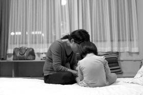 8月19日晚，河北石家莊市，多多的媽媽在酒店里安撫著孩子，3歲的多多一直在吵著要回家，看到陌生人就哭。圖/記者陳正