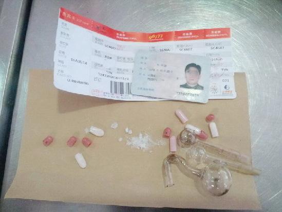 男子膠囊藏毒心虛 機(jī)場(chǎng)過(guò)安檢渾身抖動(dòng)