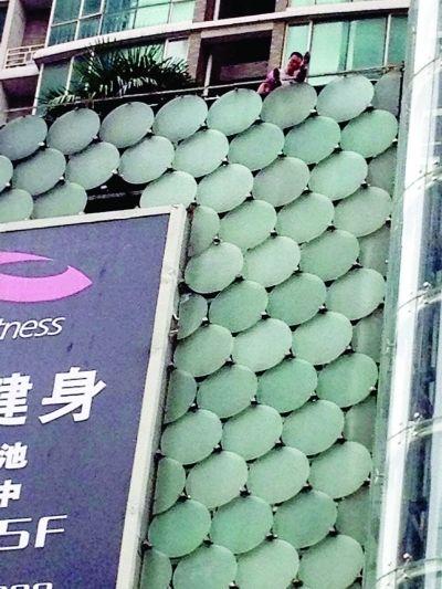 環(huán)亞廣場5樓露臺上，有一男子揚(yáng)言跳樓。