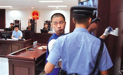 宣判后，馬凱被帶出法庭時，沖著旁聽席上的姐姐喊道：“照顧好媽”。