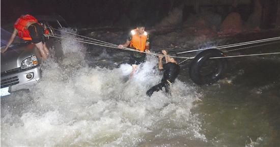 浙江司機(jī)為抄近道回家被沖下大壩 險送5條命