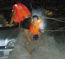 浙江司機(jī)為抄近道回家被沖下大壩 險送5條命