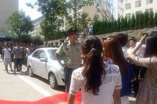 青島黃海學(xué)院，數(shù)千學(xué)生在校內(nèi)游行抗議