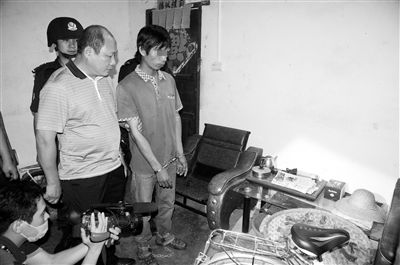 今年8月，我國(guó)內(nèi)地發(fā)生多起單身女性乘坐“黑車”后慘遭車主殺害的案件，被網(wǎng)友稱為“黑色8月”。