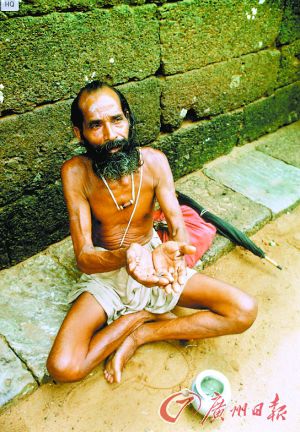 在街旁乞討的乞丐。