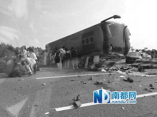 現(xiàn)場(chǎng)大客車側(cè)翻，玻璃碎落一地，車身卡在路邊水泥護(hù)欄上。 目擊者供圖