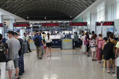 成都市民排隊(duì)準(zhǔn)備出境。