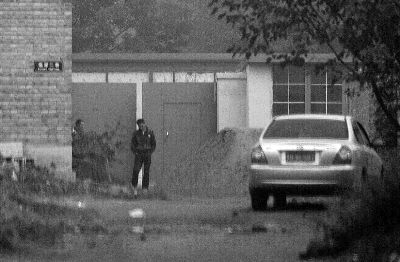 回訪今天上午，小李被困的院子大門緊閉，有人在門口望風(fēng)