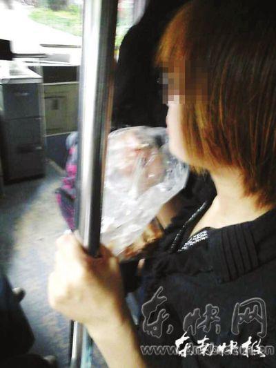 擁擠的公交車內(nèi)，這位姑娘正在嚼螃蟹網(wǎng)友供圖