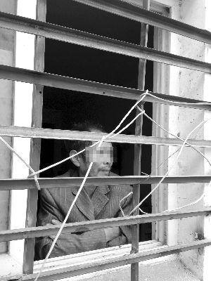 男子被妻兒鎖車庫一個月 曾干傳銷失聯(lián)10多年 男子被妻兒鎖車庫一個月 曾干傳銷失聯(lián)10多年