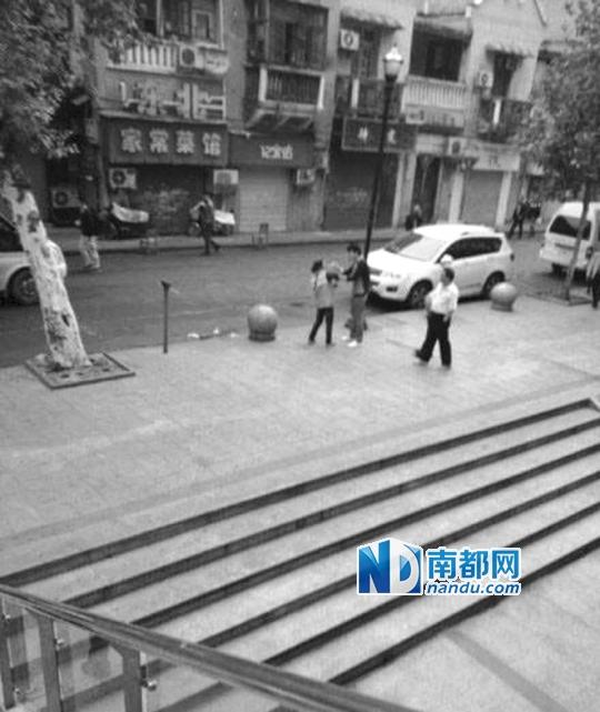 10月18日，武漢一男子抓住環(huán)衛(wèi)工打耳光。