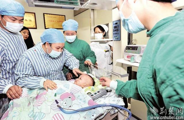 圖為：成功進(jìn)行心臟移植手術(shù)后，小患者平安度過術(shù)后危險期，14日轉(zhuǎn)入普通隔離病房 （攝影 魏錸）