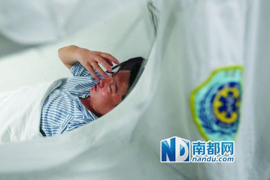 19日，北大深圳醫(yī)院，透過(guò)被撕破的工作服，急診科醫(yī)護(hù)人員申洪濤身體多處被醉酒男子抓傷。