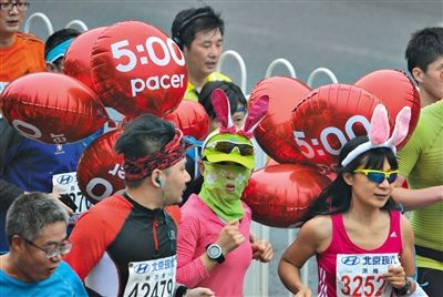 身上綁著氣球的參賽者在參加比賽。