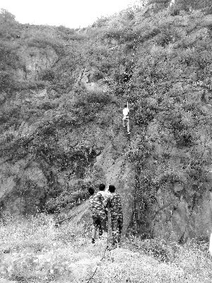 經(jīng)過(guò)三個(gè)半小時(shí)的緊張救援，半山腰的男子被成功救下 消防供圖