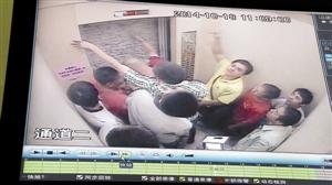 被困人員輪流砸墻進行自救。