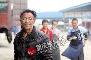 唐再海因為皮膚黝黑，工友們都打趣地稱呼他為“非洲人”。