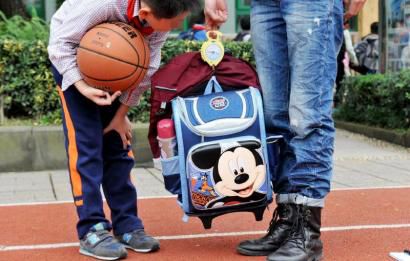 10月28日，記者對成都市某小學(xué)學(xué)生的書包進行稱重，該學(xué)生書包的重量為7.8公斤。