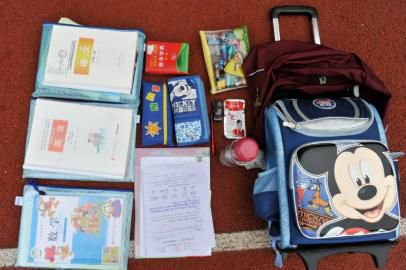 重7.8公斤的書包內(nèi)所裝物品。