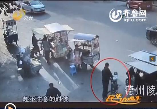 在臨盤(pán)市場(chǎng)被抓之后，薦某竟然拿出了一把匕首