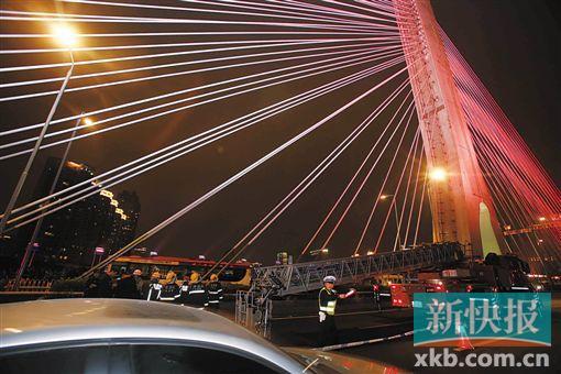 昨日深夜，橋上東側(cè)空出兩條車(chē)道用來(lái)救援。