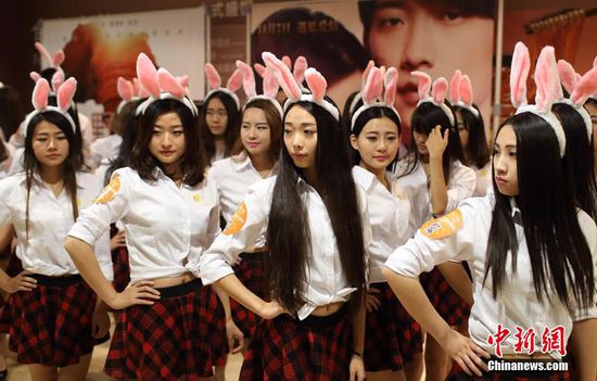 11月11日晚，一百位統(tǒng)一打扮的“兔女郎”現(xiàn)身南京新街口，逛街看電影玩快閃，走到哪里都被圍觀。