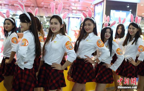 11月11日晚，一百位統(tǒng)一打扮的“兔女郎”現(xiàn)身南京新街口，逛街看電影玩快閃，走到哪里都被圍觀。