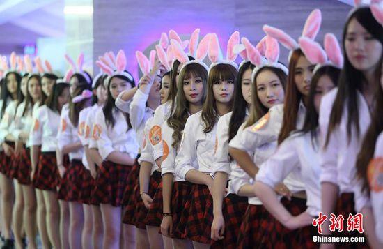 11月11日晚，一百位統(tǒng)一打扮的“兔女郎”現(xiàn)身南京新街口，逛街看電影玩快閃，走到哪里都被圍觀。