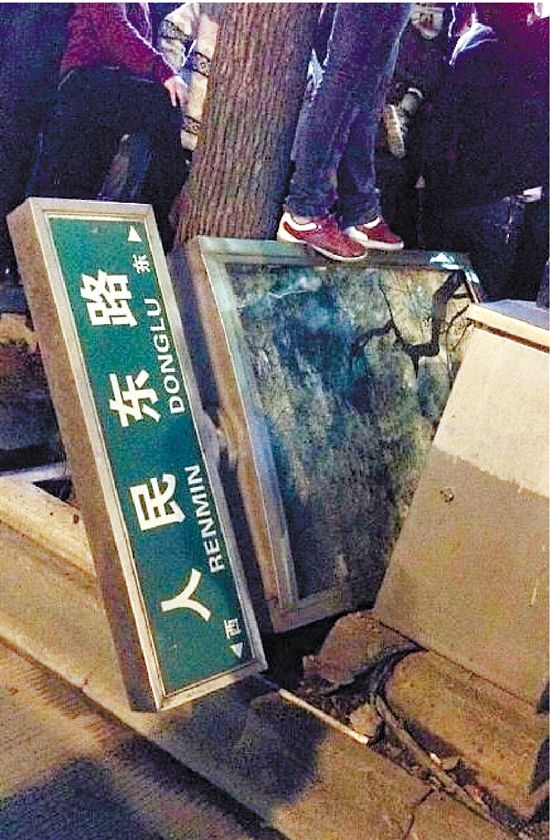 路牌都踩翻，還有人上了樹(shù)，城管不出手，也確實(shí)不大合適。