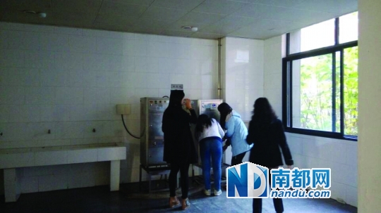 距接熱水的茶房約20米。 南都記者 張少杰 攝