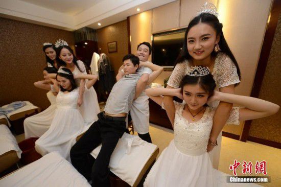 湖南十大校花集體到足浴店學(xué)理療按摩(圖)