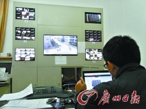 監(jiān)控室就可以看到男生宿舍樓的情況。