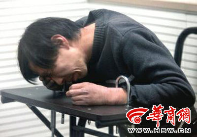 3月29日，多次騷擾孕婦的賈某在公安蓮湖分局接受訊問(wèn)