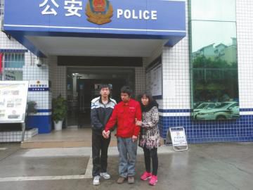 王江中和弟弟、大姑離開東南派出所前的合影。張文敏攝