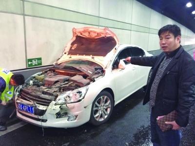 白色標致車車頭嚴重損毀。