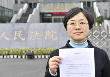 12月3日，起訴代理人出示公訴書。