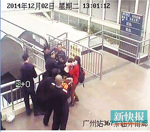 民警果斷將孩子救下,并控制跳樓男子。 通訊員圖(視頻截圖)