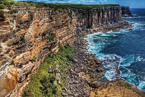 圖為英國(guó)游客看日出時(shí)摔落的懸崖。