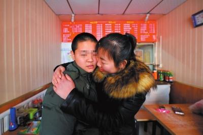 何女士找到了兒子小新后，把兒子緊緊抱在懷里。京華時報記者趙思衡攝
