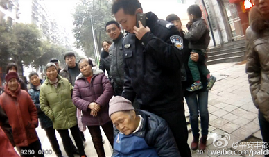 重慶九旬老太迷路后靠警察腿上睡一小時(圖) 重慶九旬老太迷路后靠警察腿上睡一小時(圖)