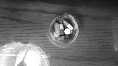 陸勇每日需服用的藥物，圈中為印度仿制抗癌藥。陸勇供圖