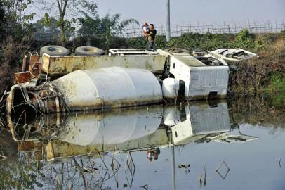 12月23日，側(cè)翻在荷塘的罐車。