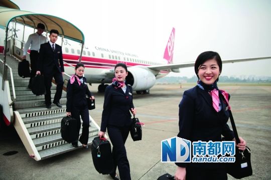 大媽坐飛機(jī)與巡查空少搭訕成功把女兒嫁出(圖) 大媽坐飛機(jī)與巡查空少搭訕成功把女兒嫁出(圖)