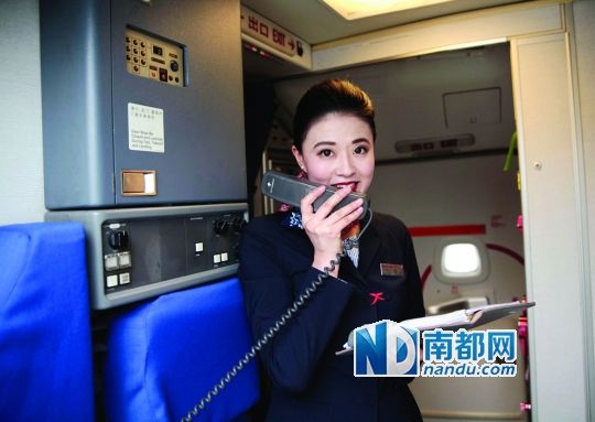 大媽坐飛機(jī)與巡查空少搭訕成功把女兒嫁出(圖) 大媽坐飛機(jī)與巡查空少搭訕成功把女兒嫁出(圖)